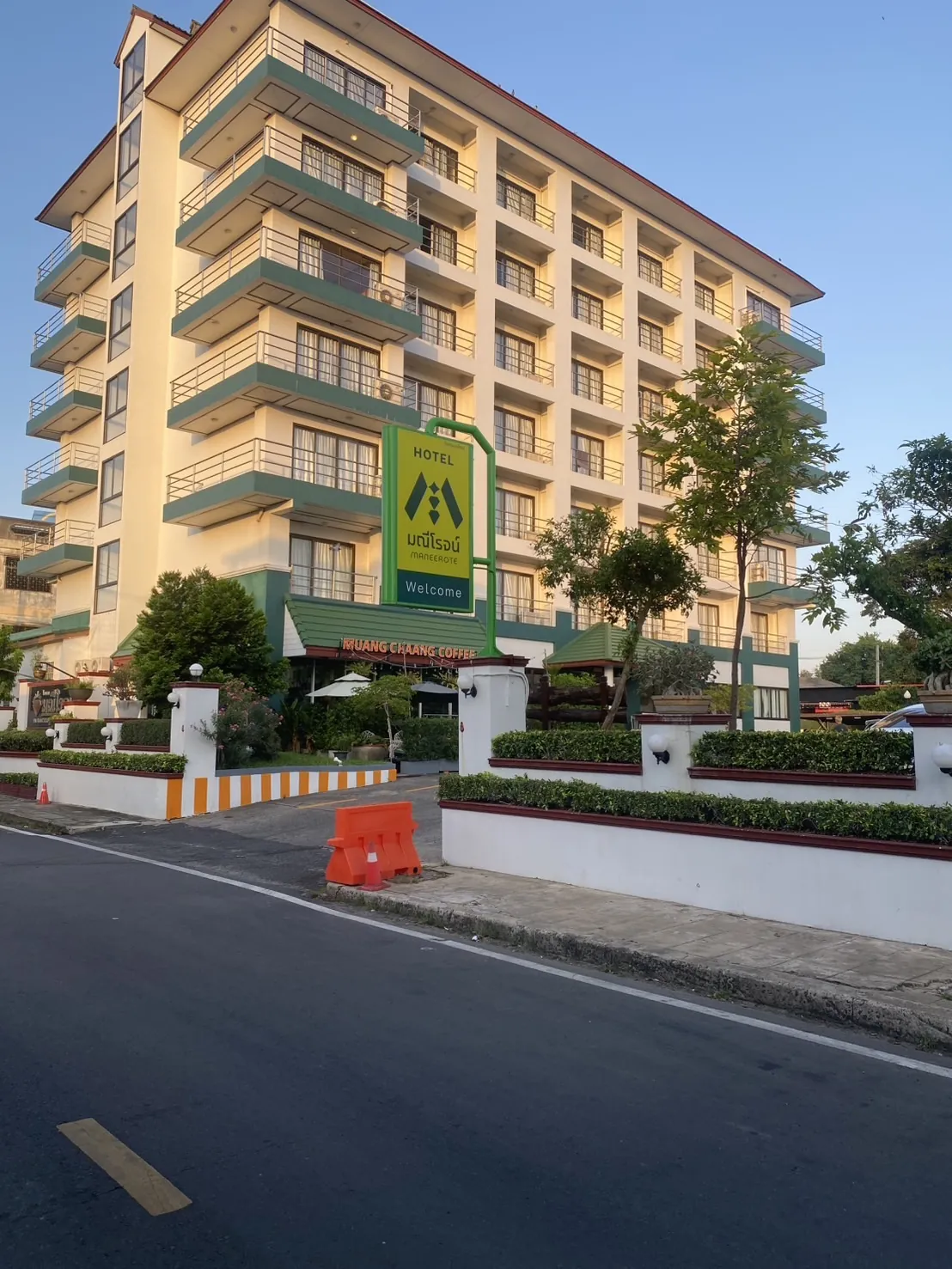 ทางเข้าและป้ายโรงแรมมณีโรจน์ สุรินทร์