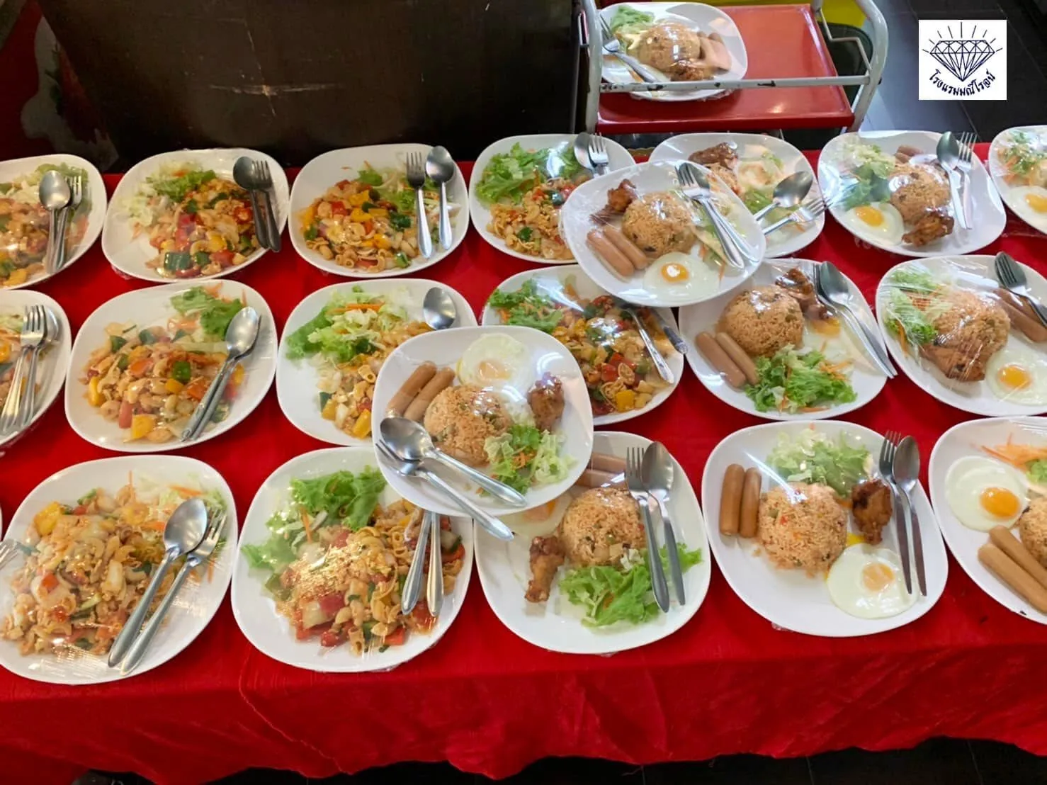 อาหารชุดและอาหารเช้าที่ห้องอาหารโรงแรมมณีโรจน์