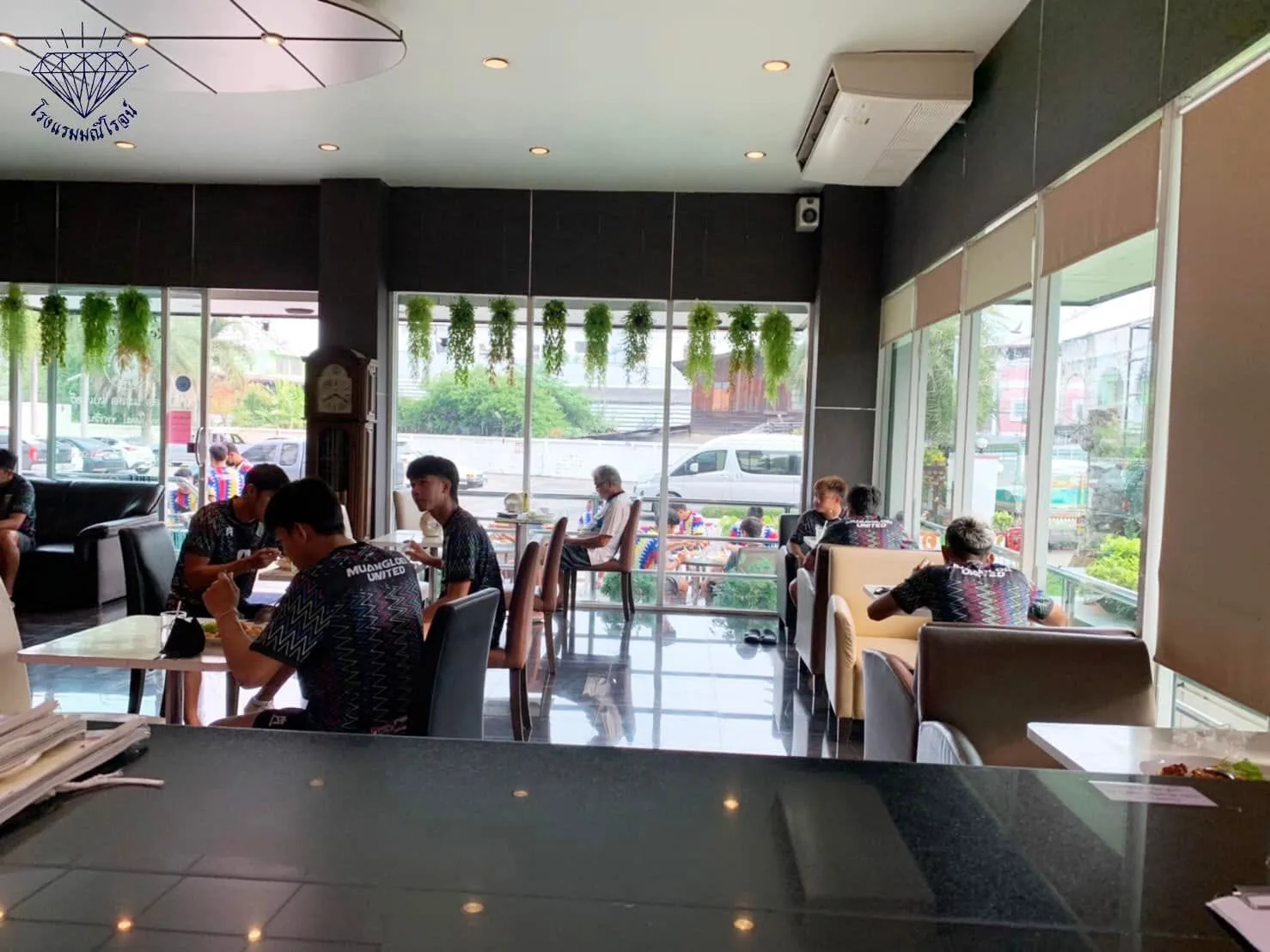 บรรยากาศห้องอาหารโรงแรมมณีโรจน์ สุรินทร์